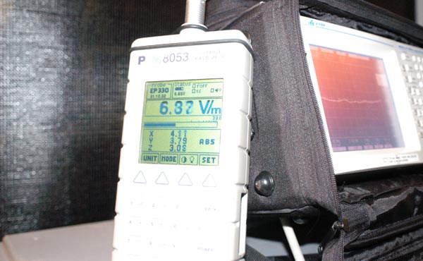Versuch Elektrosmogabschirmung (Foto: Georg Pfister)